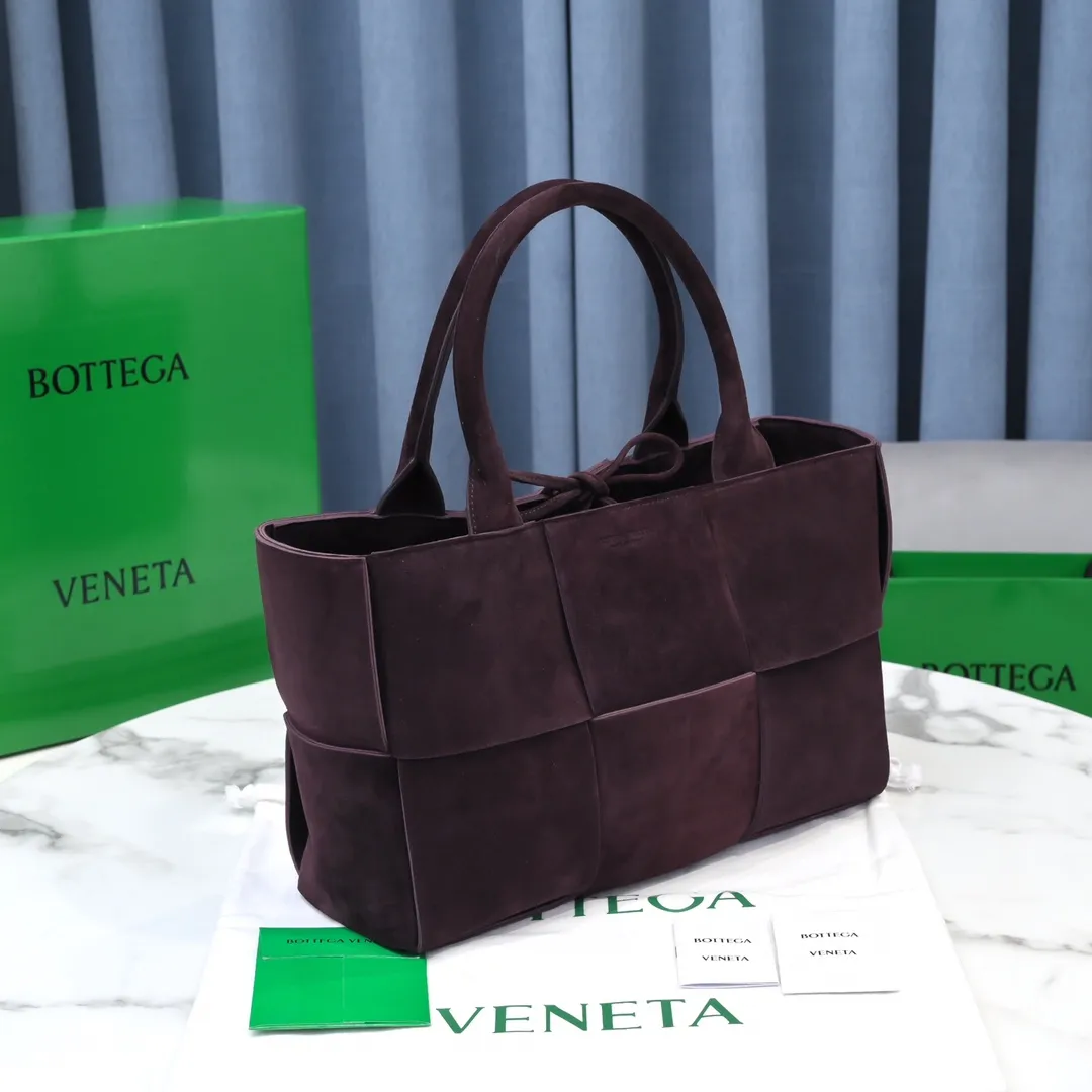 Batch 1960 BottegaVeneta# 🧷Early autumn SLIP tote handbag, the oversized woven design really makes it a huge gap from ordinary tote bags 🔗🔗The interior is matched with leather ⛓Daniel Lee leads the brand's DNA to continue to evolve with fresh inspiration🧬🧬showing a balanced style of luxury and reality👉Size: 36*24*12【9892#】Deer Leather